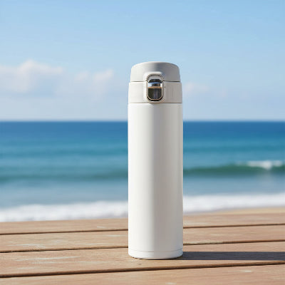 gourde isotherme 500ml blanche devant la mer
