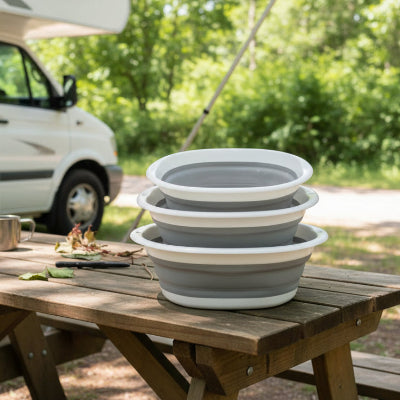 bassine pliable gris sur table de pique nique 