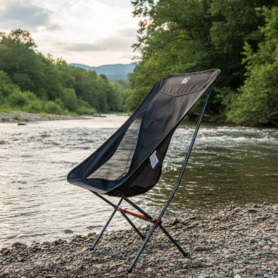 Chaise de camping au côté d'une rivière 