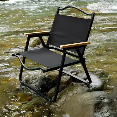 chaise de camping dans l'eau