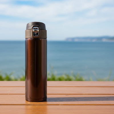 gourde isotherme 500ml brune devant la mer