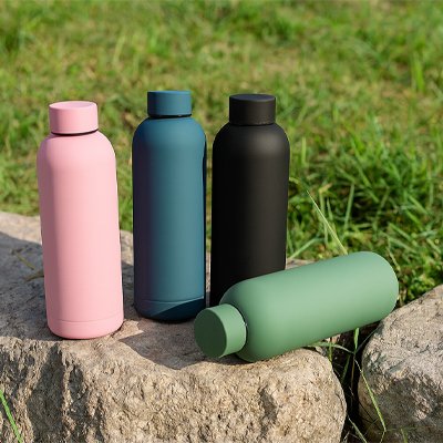 gourde isotherme sur rocher exterieur