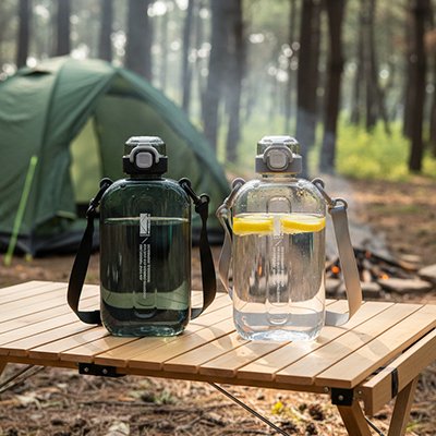 Gourde plastique en camping
