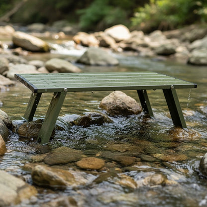 table camping dans un ruisseau