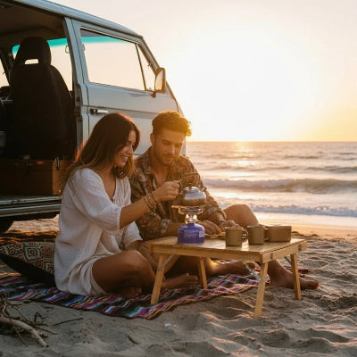 un couple cuisine rechaud gaz sur le bord de la plage 