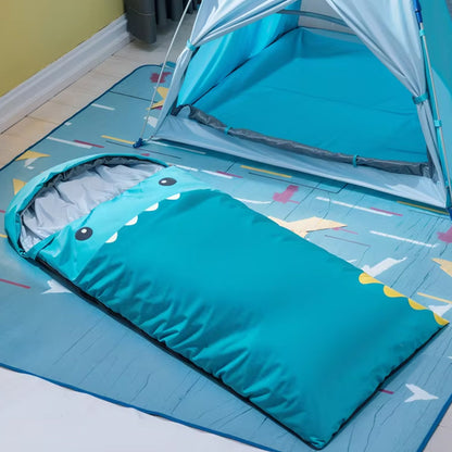 sac-de-couchage-enfant-bleu-salon-dans-la-maison-camping