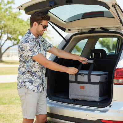 prendre son sac isotherme de son coffre de voiture 