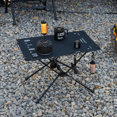 table de camping placer sur un sol rocailleux