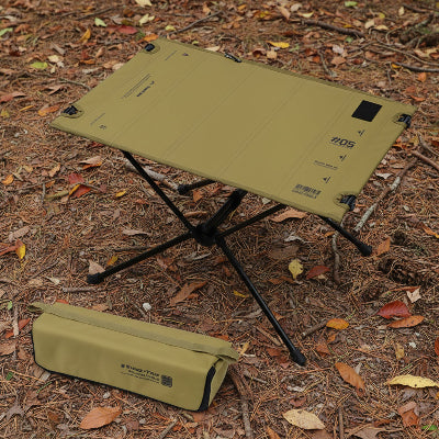 table de camping kaki vue premier plan