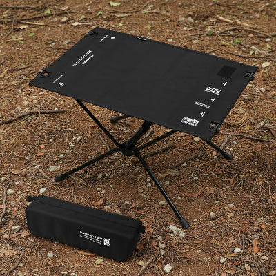 table de camping noir vue premier plan