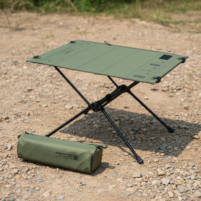 table de camping vert vue premier plan