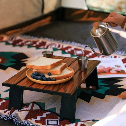 mini table de camping en tente