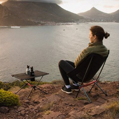 table pliante camping devant la mer