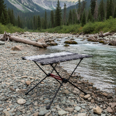 table pliante camping pres d'une riviere