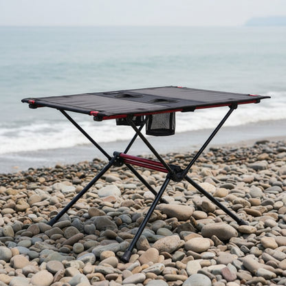 table pliante camping au bord de la plage rocailleuse
