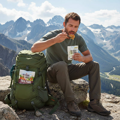 randonneur mange avec vaisselle camping